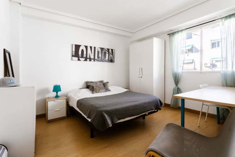 Habitación en piso de 4 habitaciones en Algirós
