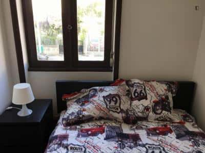 Room in a 4-bedroom apartment in Porto - Room 2