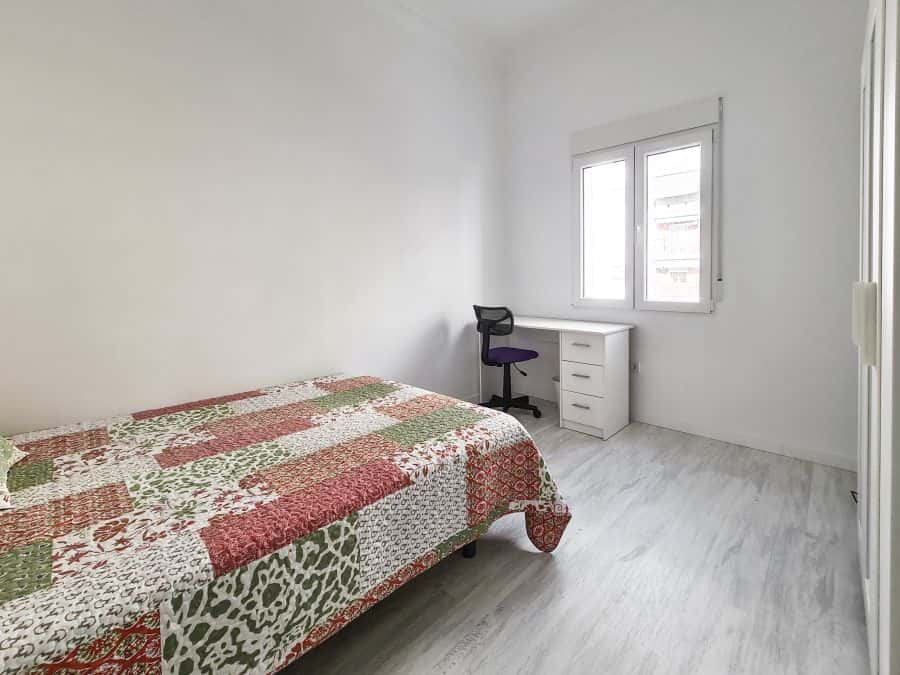 Habitación en piso de 5 habitaciones en Camins Al Grau
