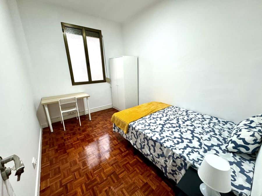 Habitación en piso de 3 habitaciones en Abando