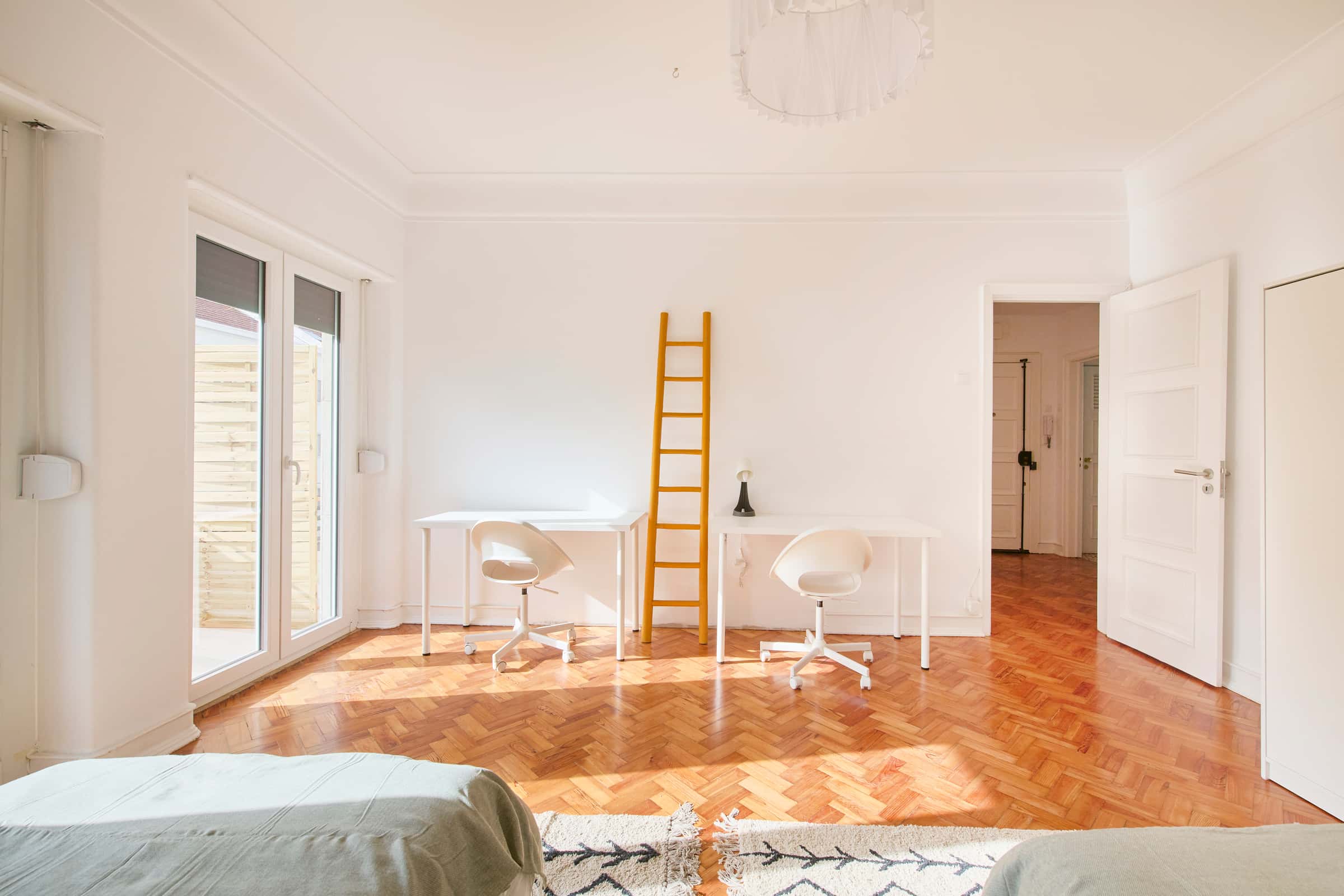 Twin Bedroom with balcony in a 6-bedroom apartment in Lisbon - Room 2