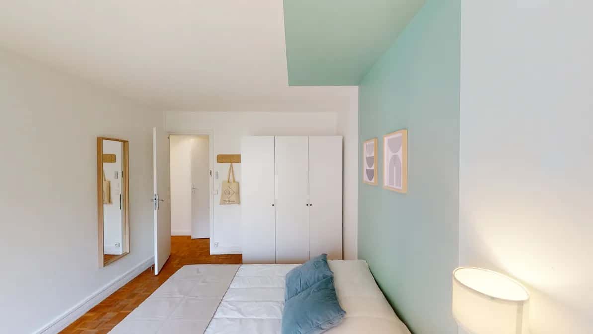 Chambre dans Rue Claude Decaen, Paris pour 101 m² avec 5 chambres