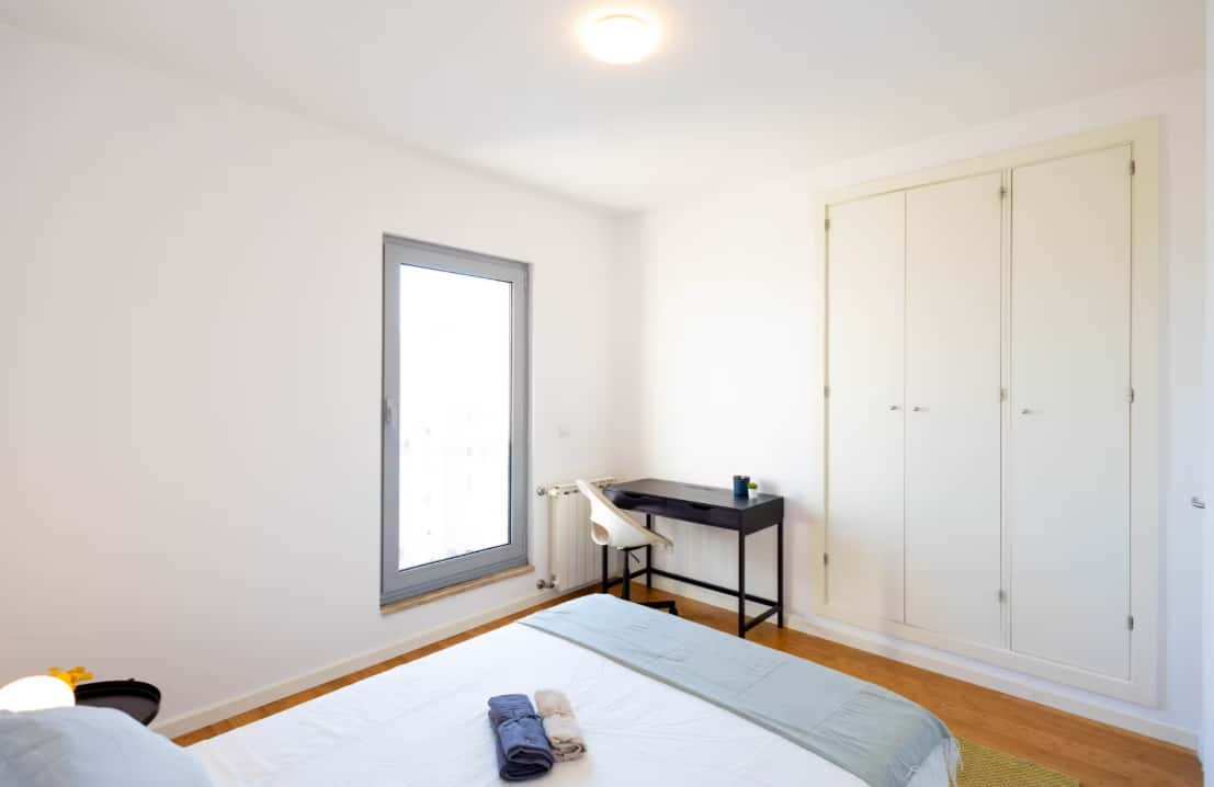 Bedroom in a 5-bedroom apartment in R. Jangada de Pedra, Lisbon - Room 1