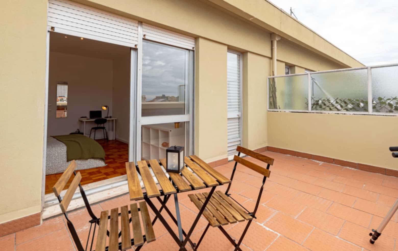 Double room with private terrace in a 4-bedroom apartment in Rua das Artes Gráficas, Porto - Room 4