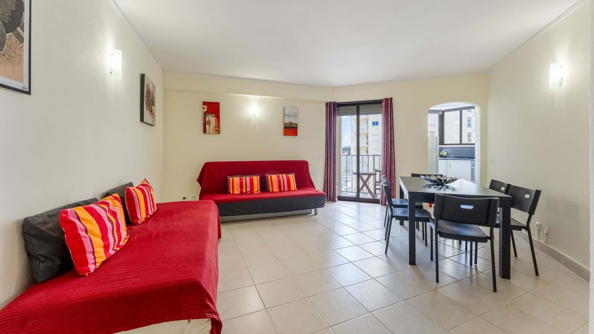 Bright 1BDR Apartment with Sea View