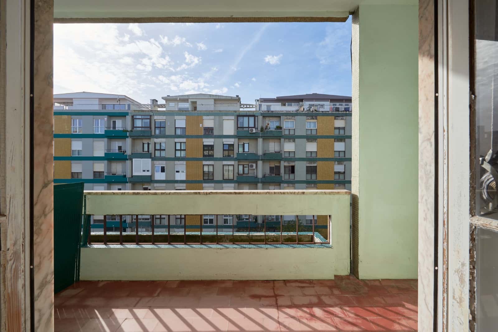 Bedroom with balcony in a 6-bedroom apartment in Rua Tristão Vaz, Lisbon - Room 3