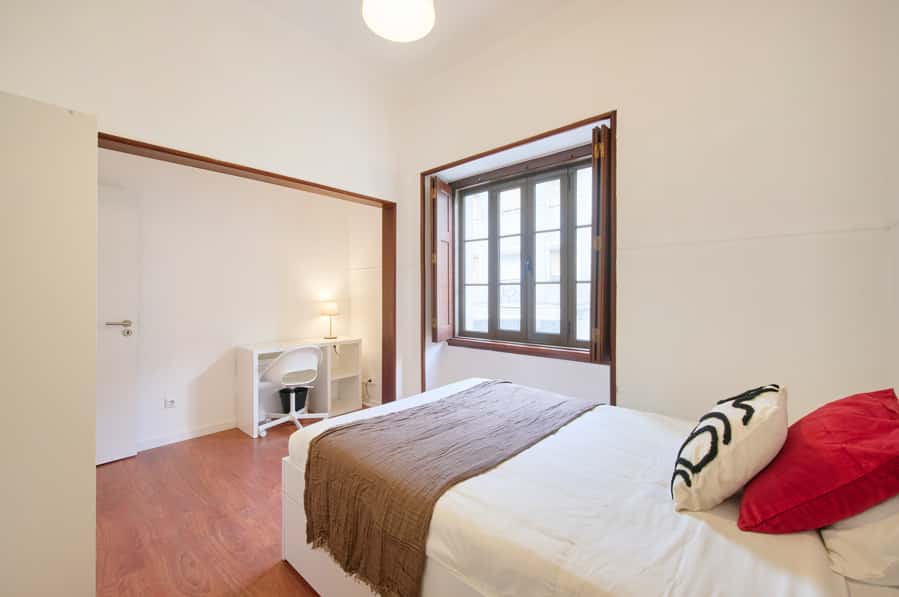 Bedroom in a 11-Bedroom Apartment in Rua de Buenos Aires, Lisbon - Room 1