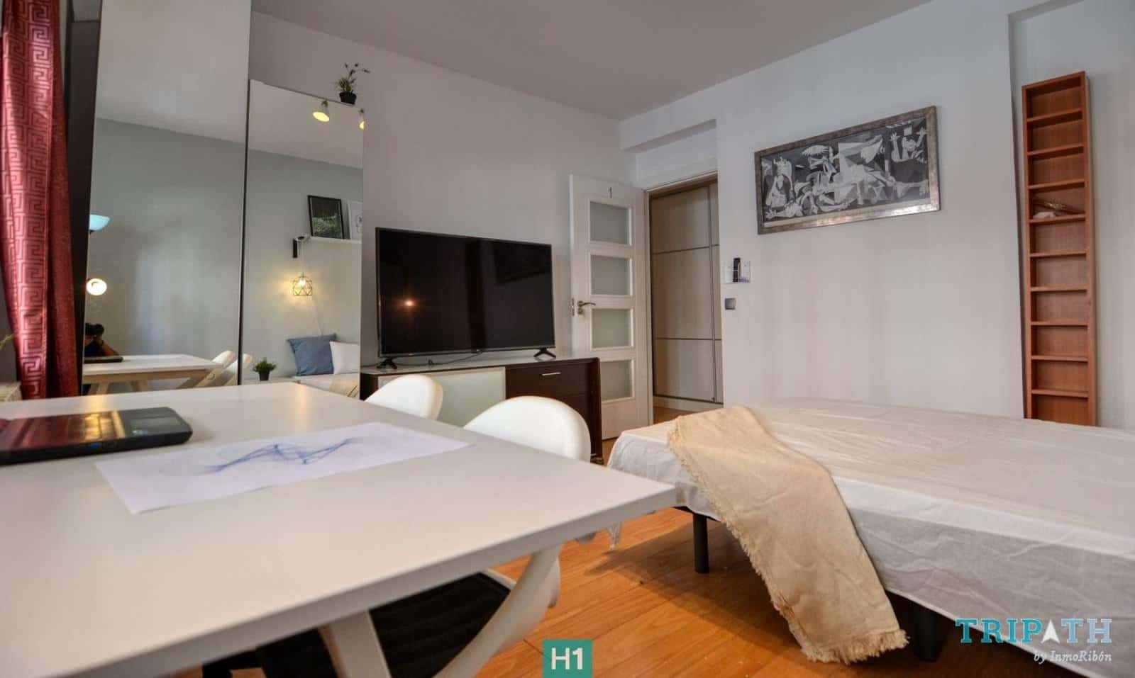 Double bed in Shared apartment in Madrid