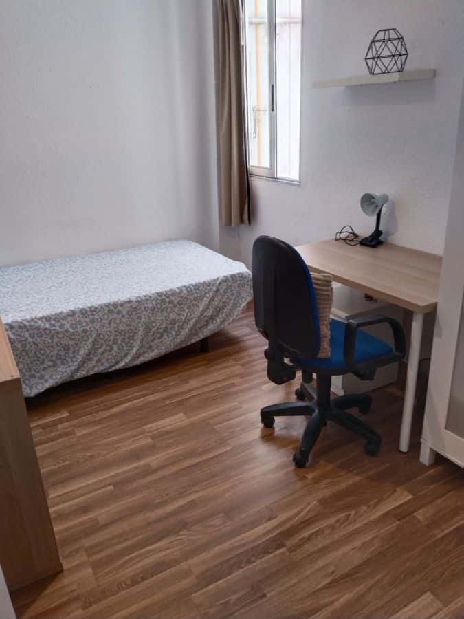 Habitación en piso de 4 habitaciones en El Pla Del Real