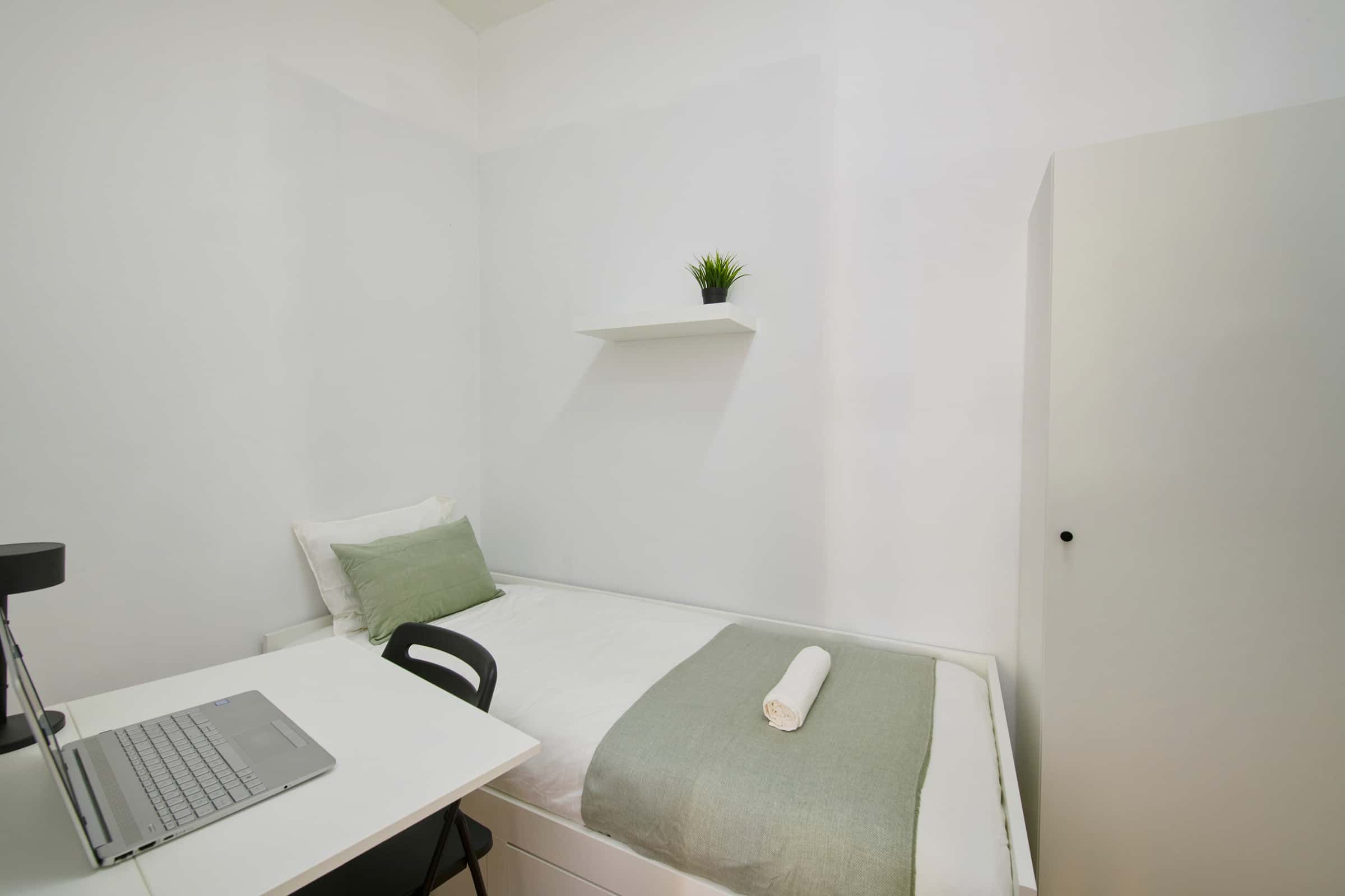 Internal Bedroom in a 9-Bedroom Apartment in Rua Morais Soares, Lisbon - Room 9