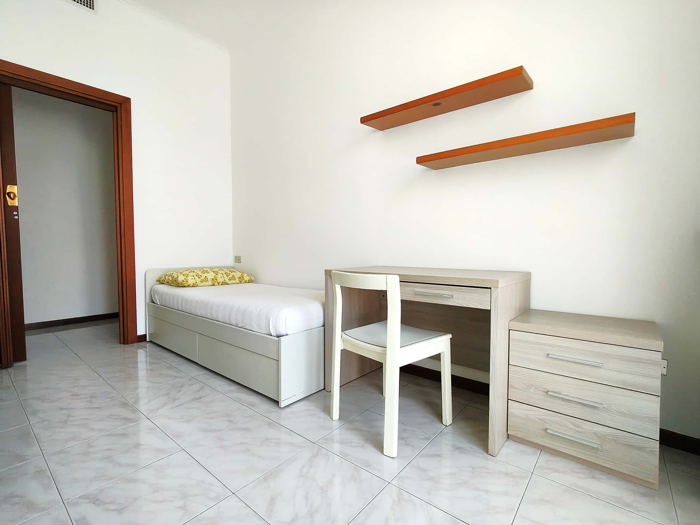 Stanza in Via Roberto Moroni, Sesto San Giovanni di 80 m² con 2 camere