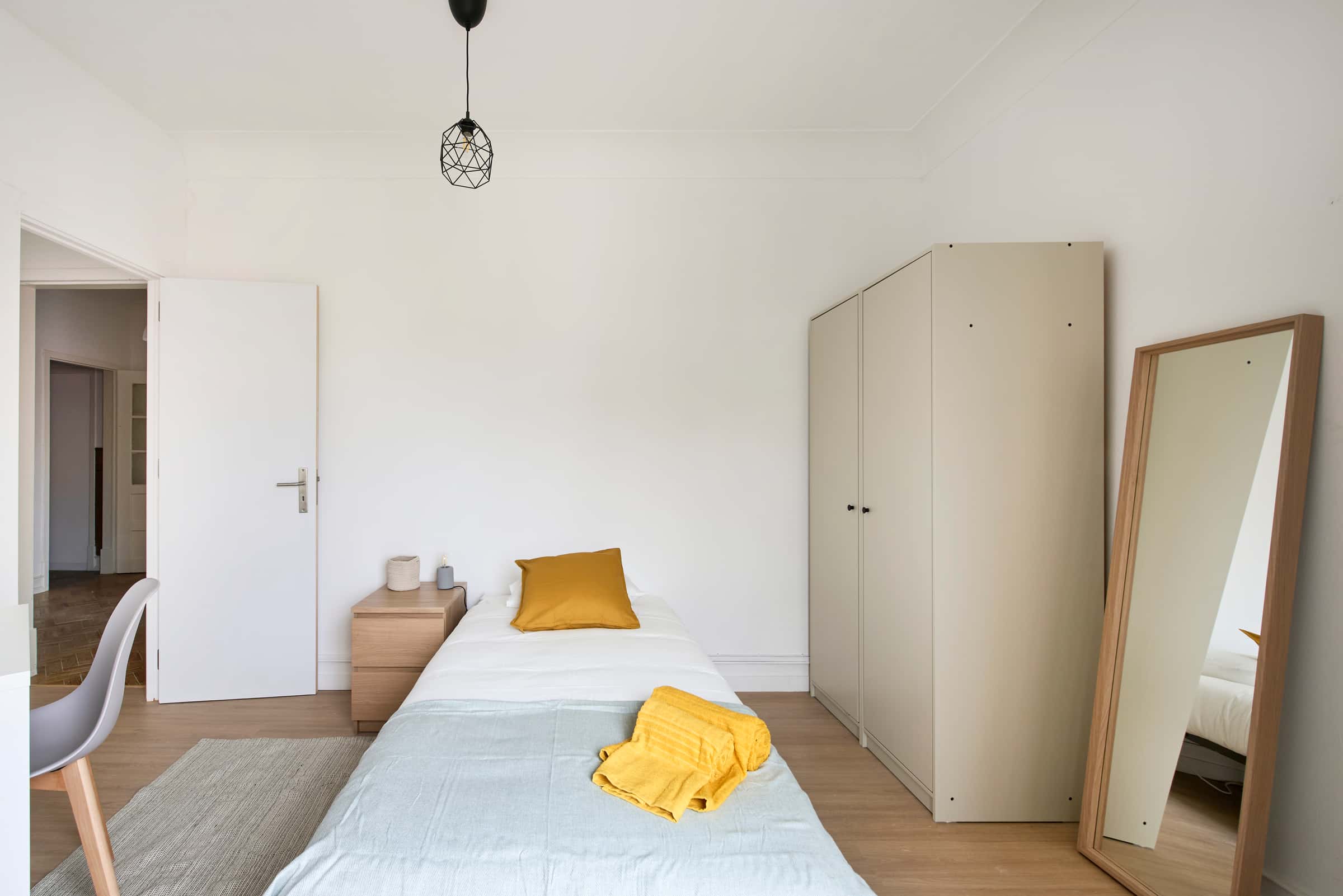 Bedroom in a 9-bedroom apartment in Rua Morais Soares, Lisbon - Room 6