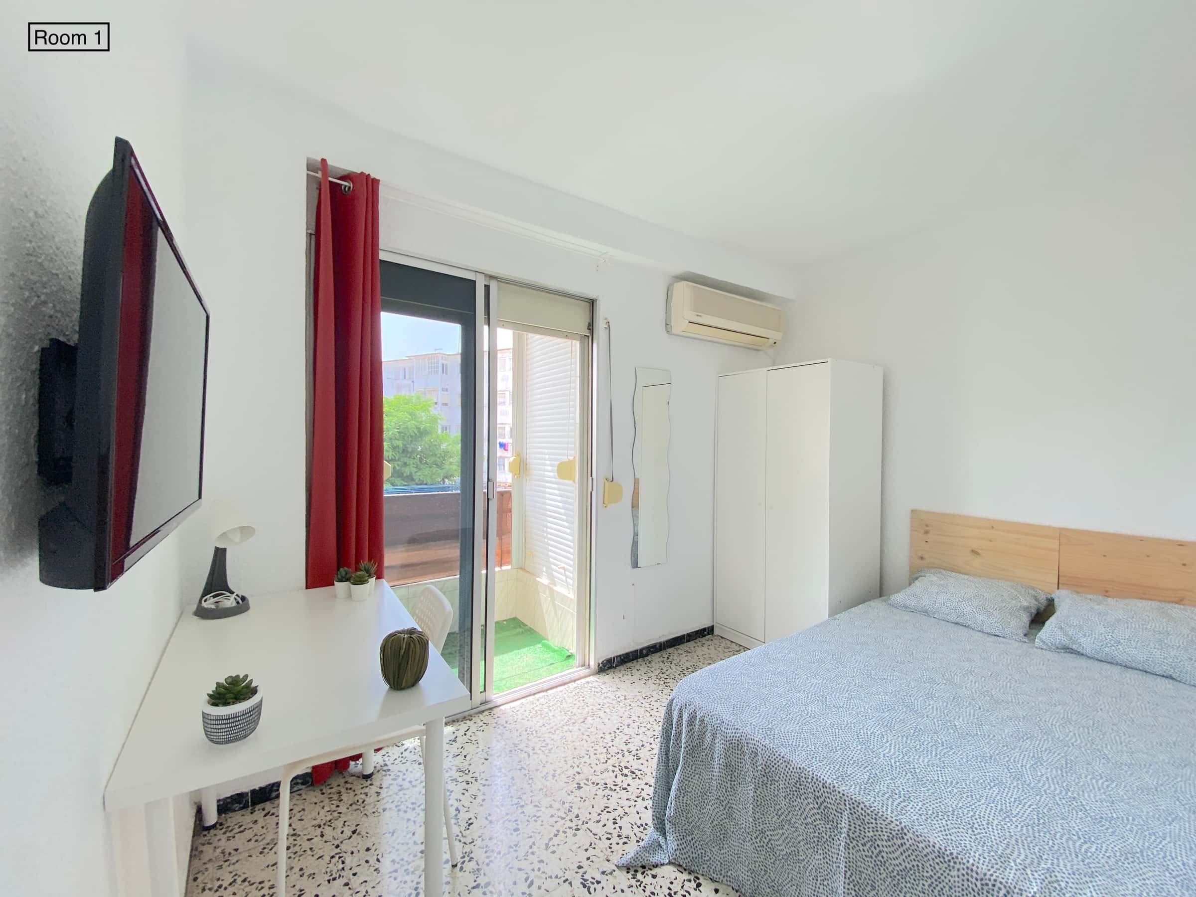 Premium sunny room near center with private terrace, AC, double bed, WIFI and TV for students