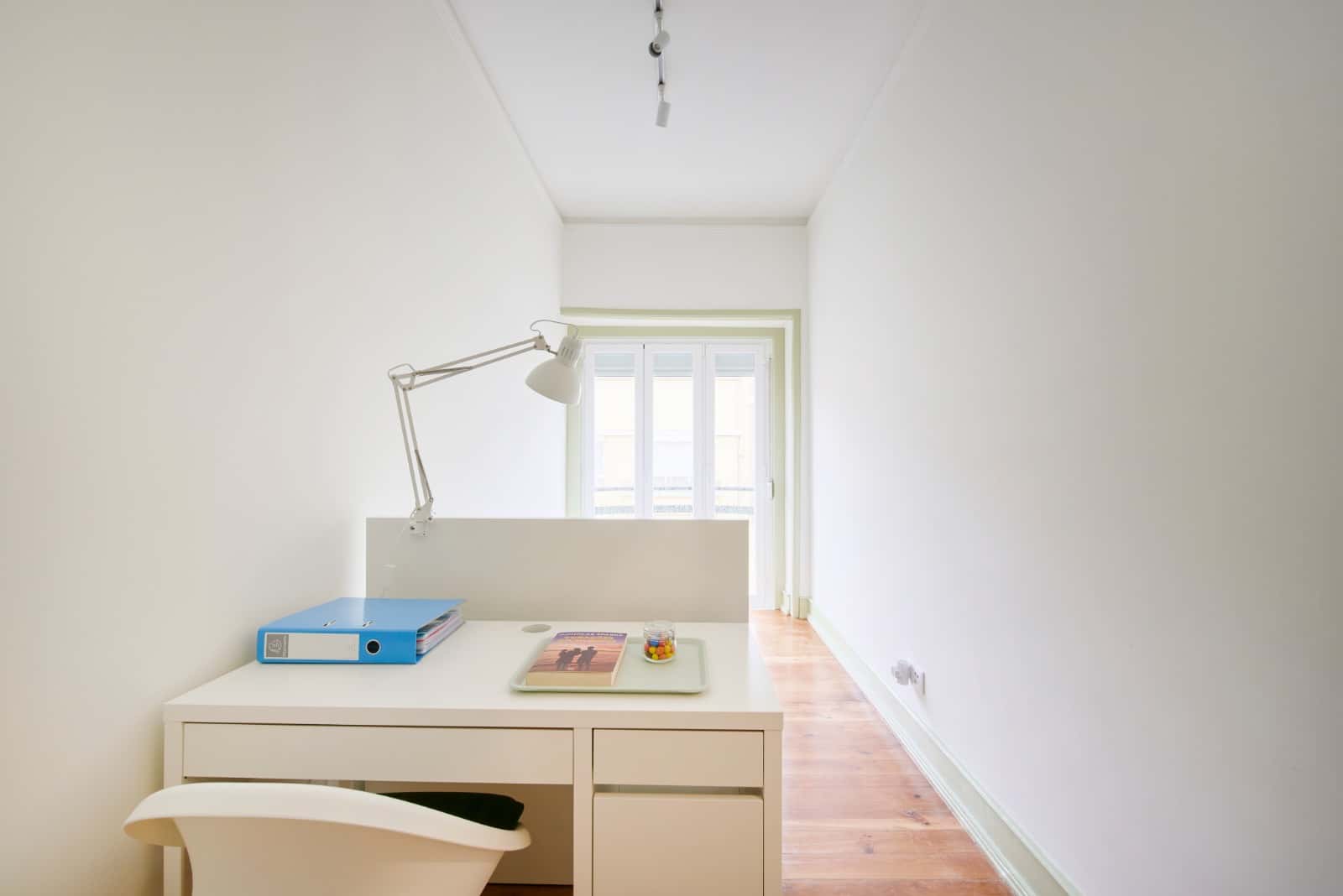 Single room in a 4-bedroom apartment in Rua Artur Lamas, Lisbon - Room 1