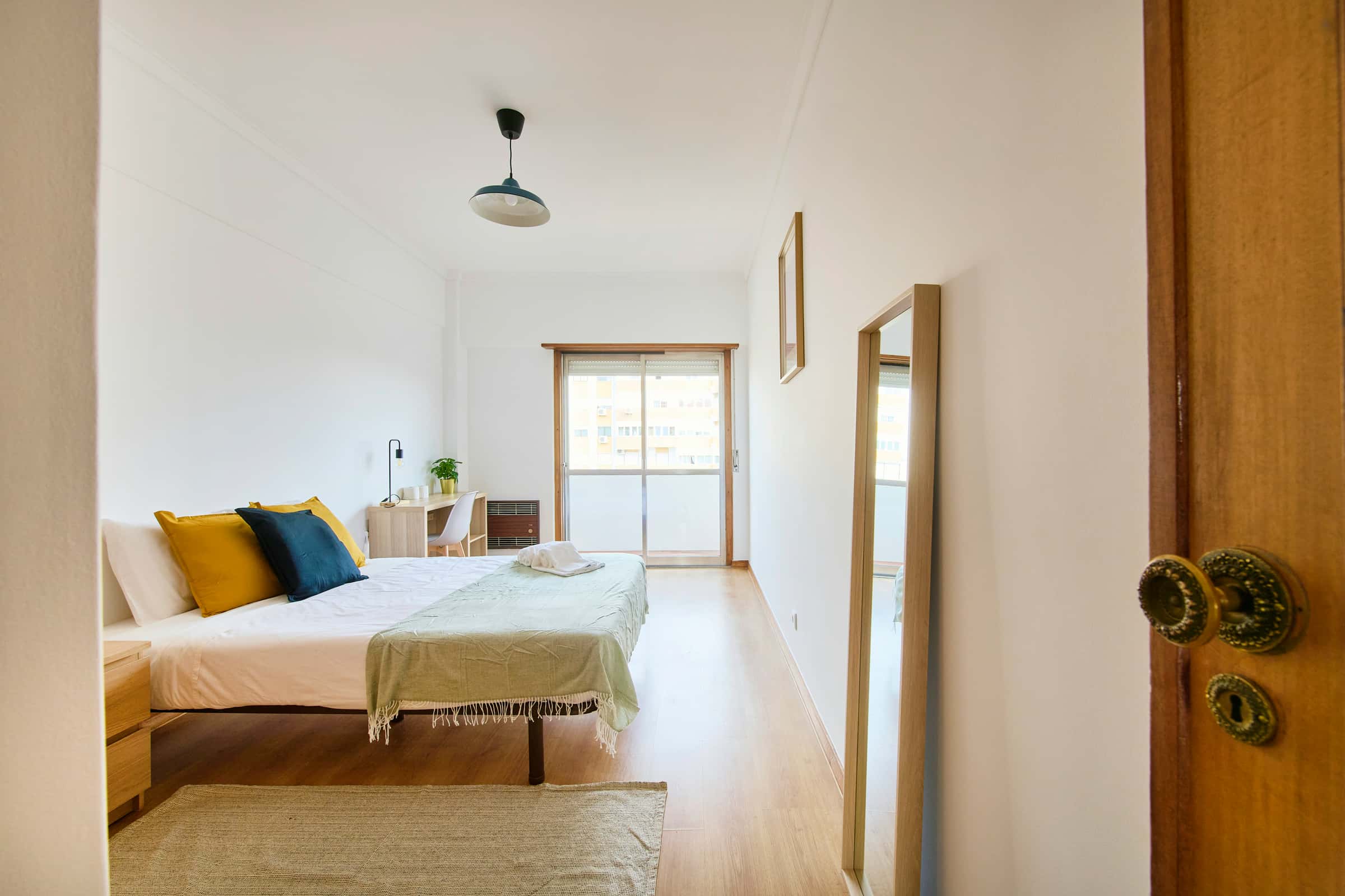 Bedroom in a 5-bedroom apartment in Al. da Linha de Torres, Lisbon - Room 3