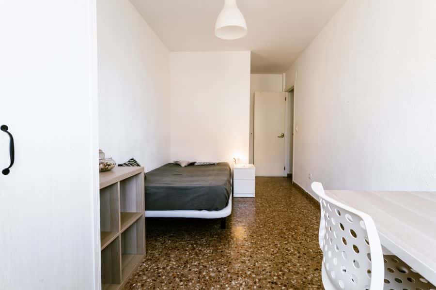 Habitación en piso de 5 habitaciones en Algirós