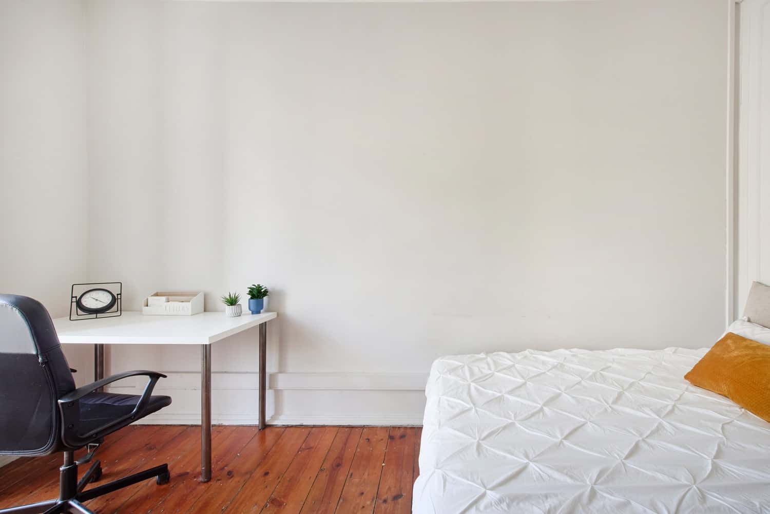 Room 2 - 25. Duque Avila 15 4D