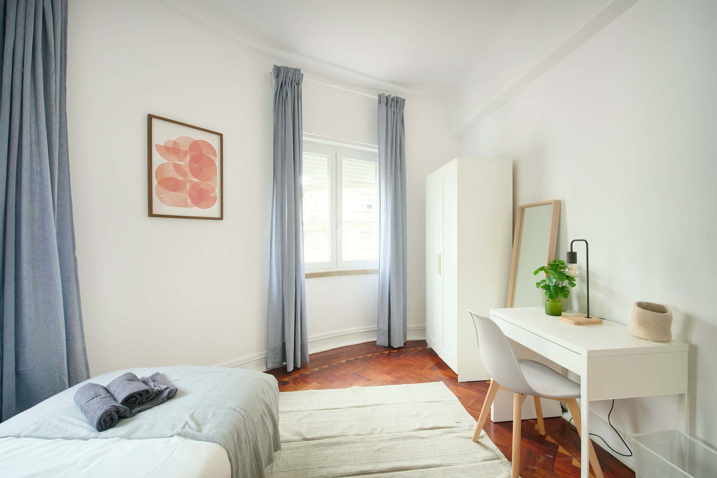 Bedroom in a 6-bedroom apartment in Av. Fontes Pereira de Melo, Lisbon - Room 1