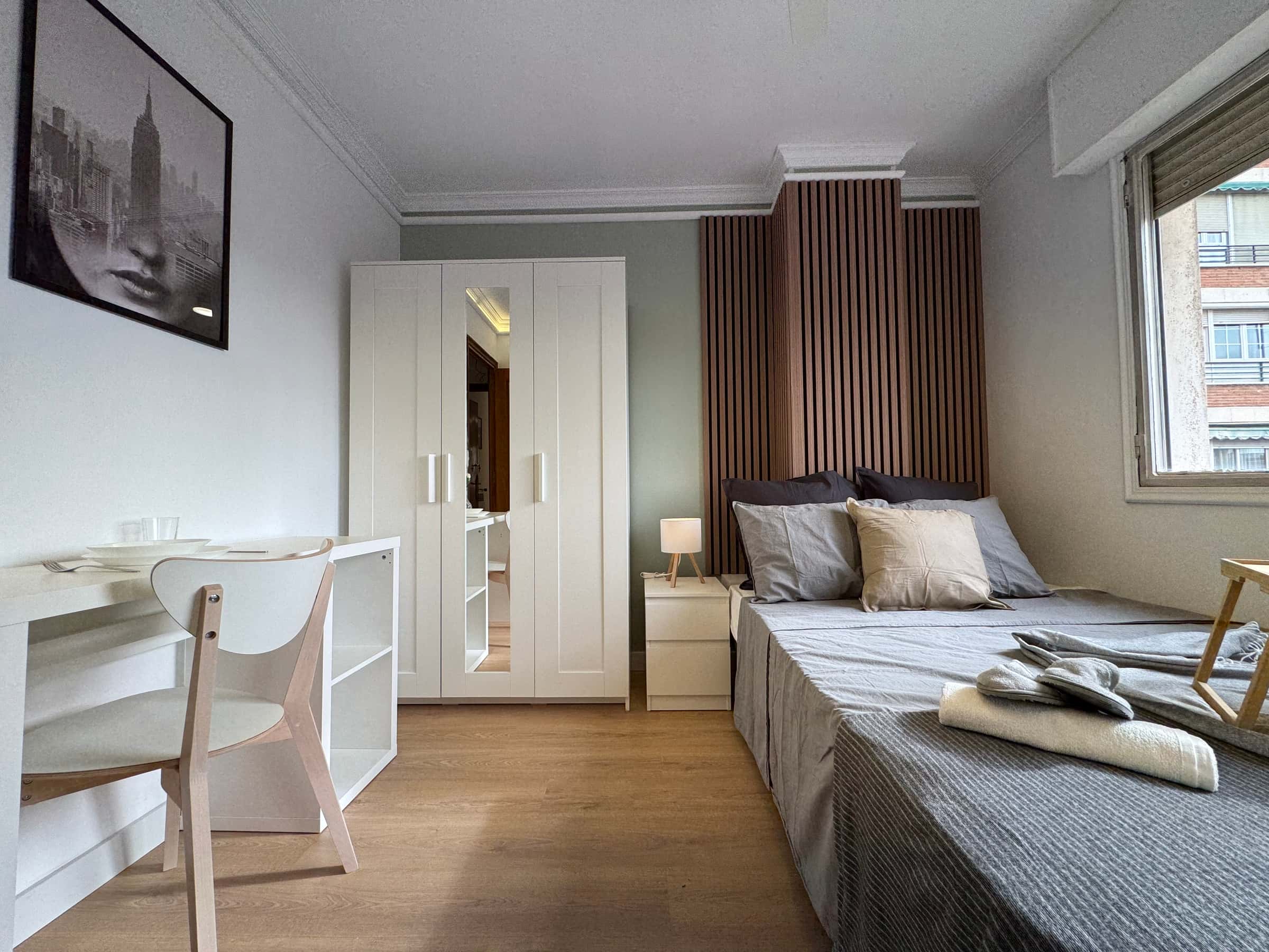 Zimmer in Plaza Villafranca de los Barros, Madrid für 100 m² mit 5 Schlafzimmer