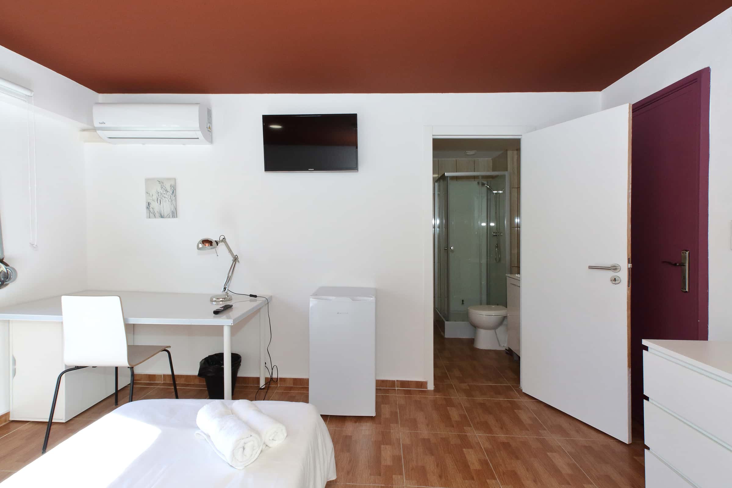 En-suite Room in Rua Ferreira Lapa, Lisbon (Students only)