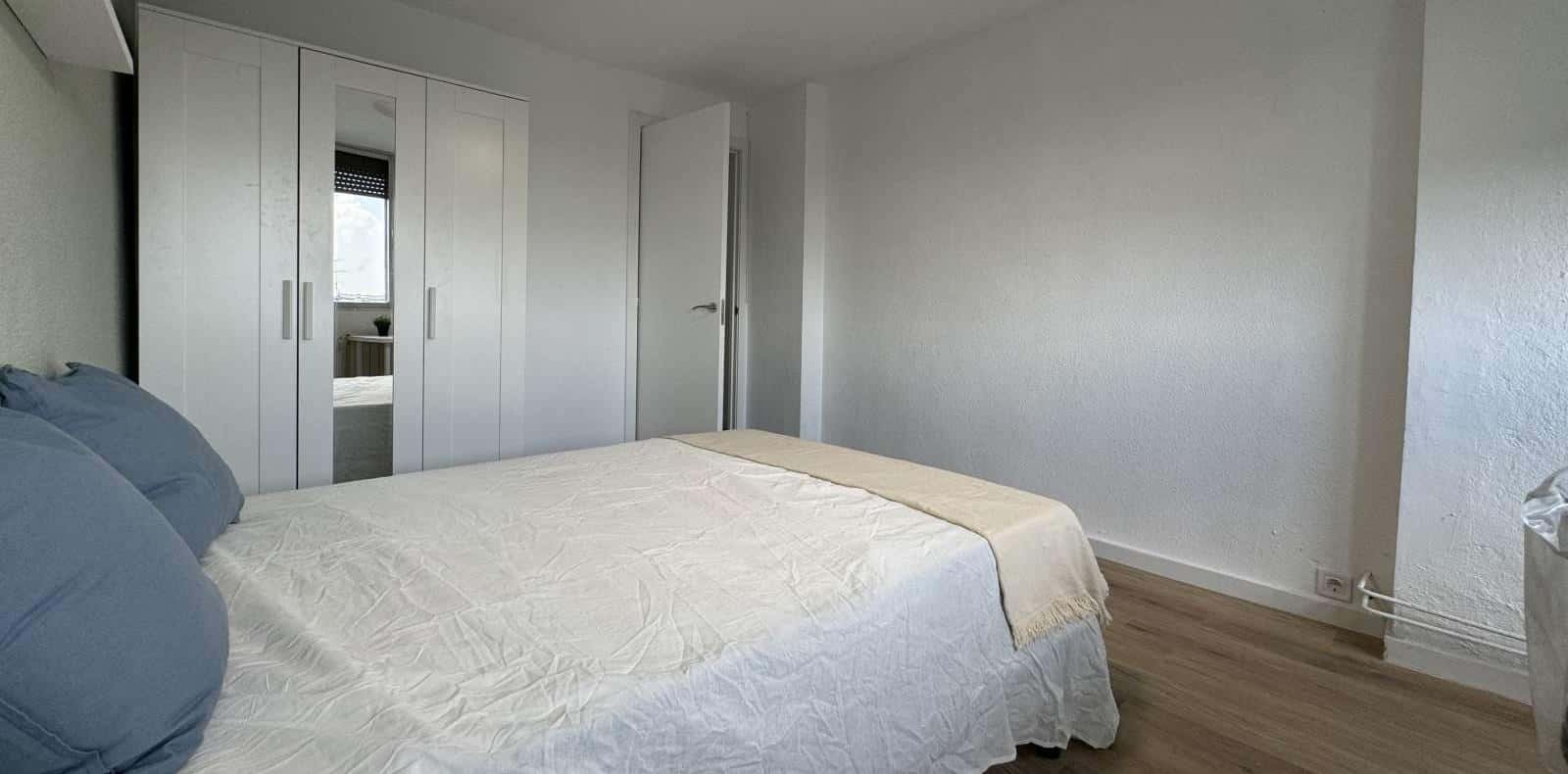 Double bed in Rooms for rent in 4-bedroom apartment in Ciudad Lineal
