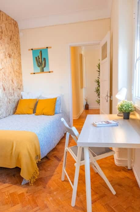 Bedroom with private bathroom in a 7-bedroom apartment in Lisbon - Room 5