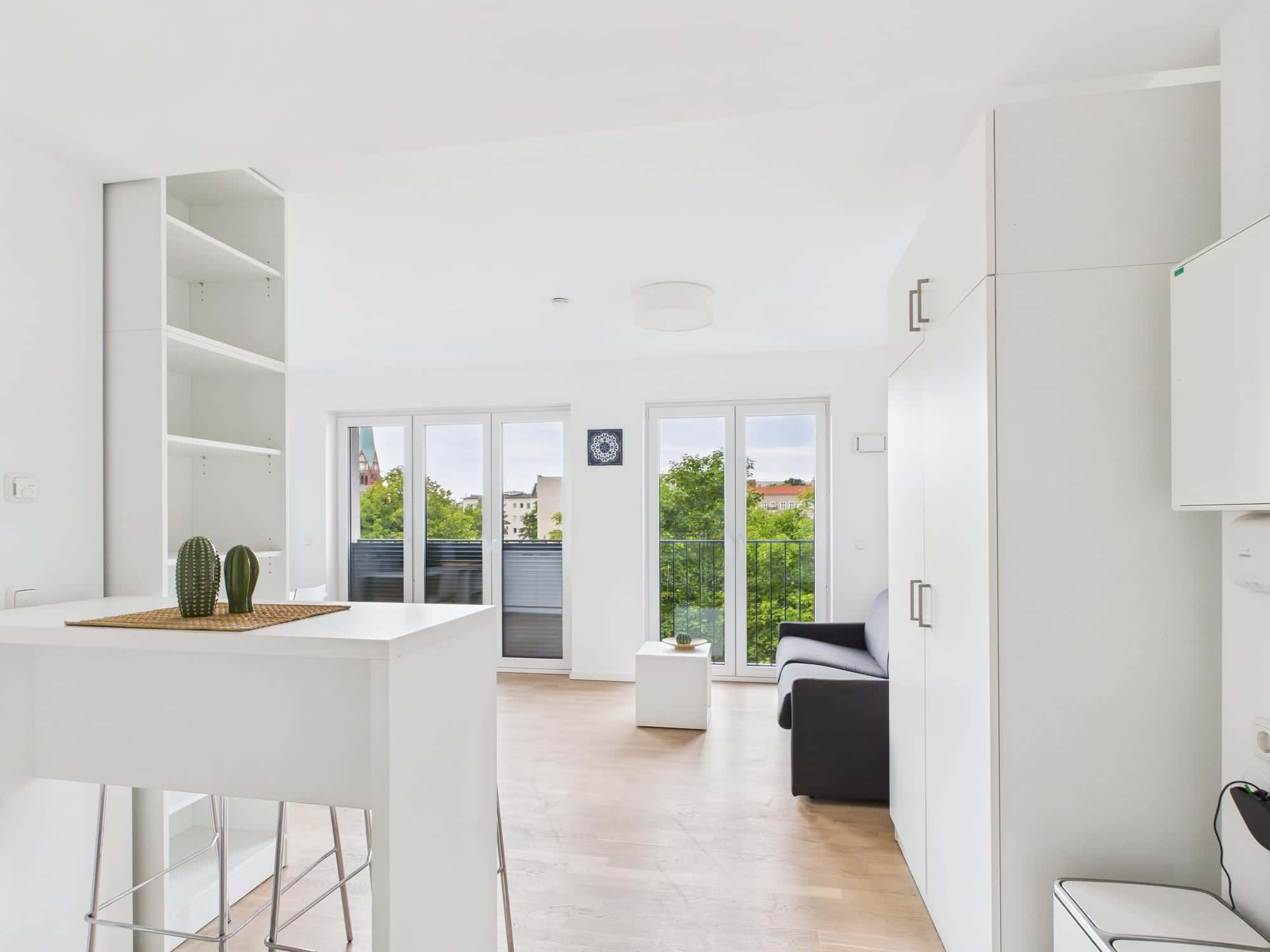 Reduced Rent - Beautiful 1-room apartment in the heart of Charlottenburg — Internet and electricity not included.