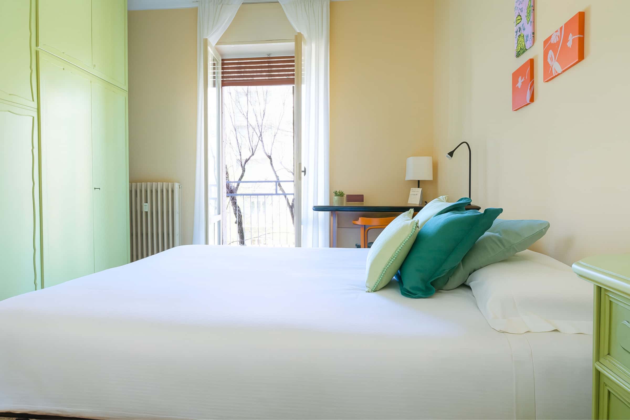 Room n°2 - Large and comfortable room Piazza De Angeli, Milan