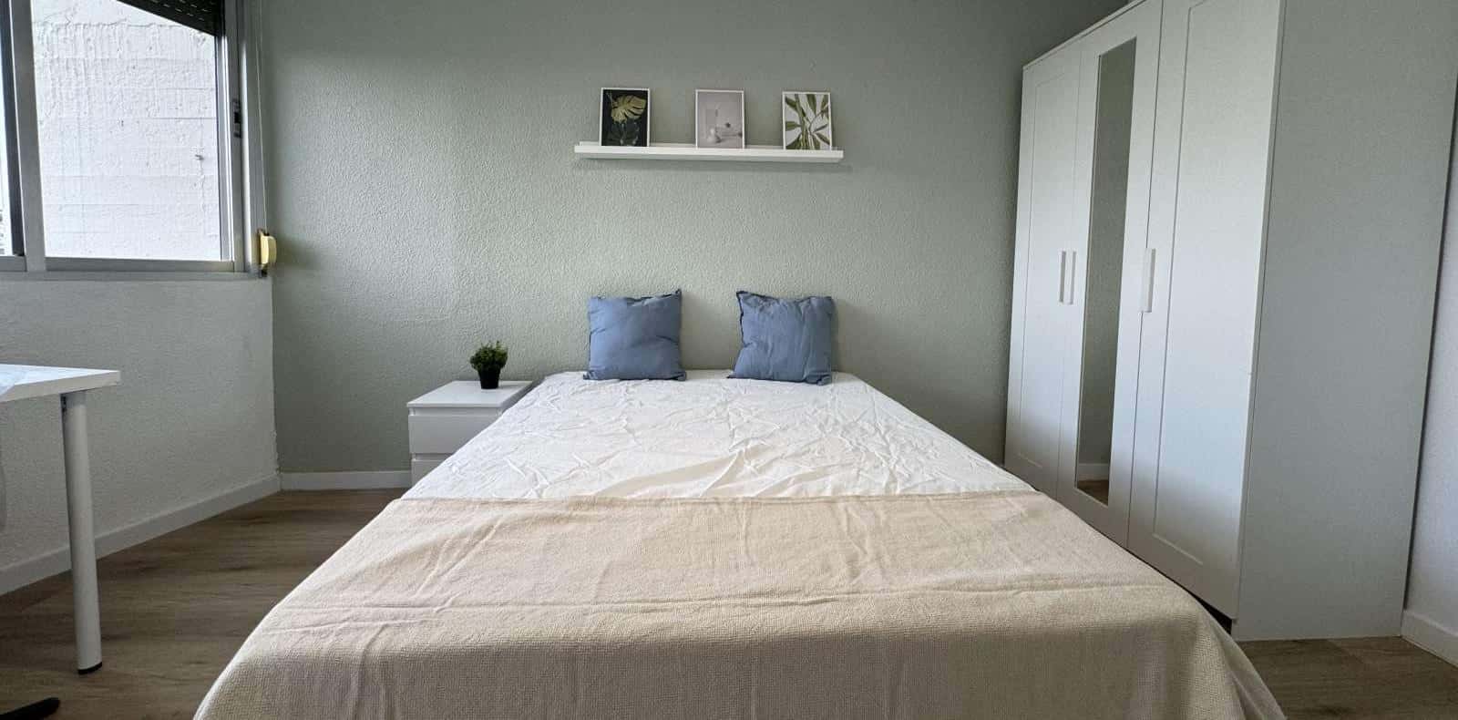 Double bed in Rooms for rent in 4-bedroom apartment in Ciudad Lineal