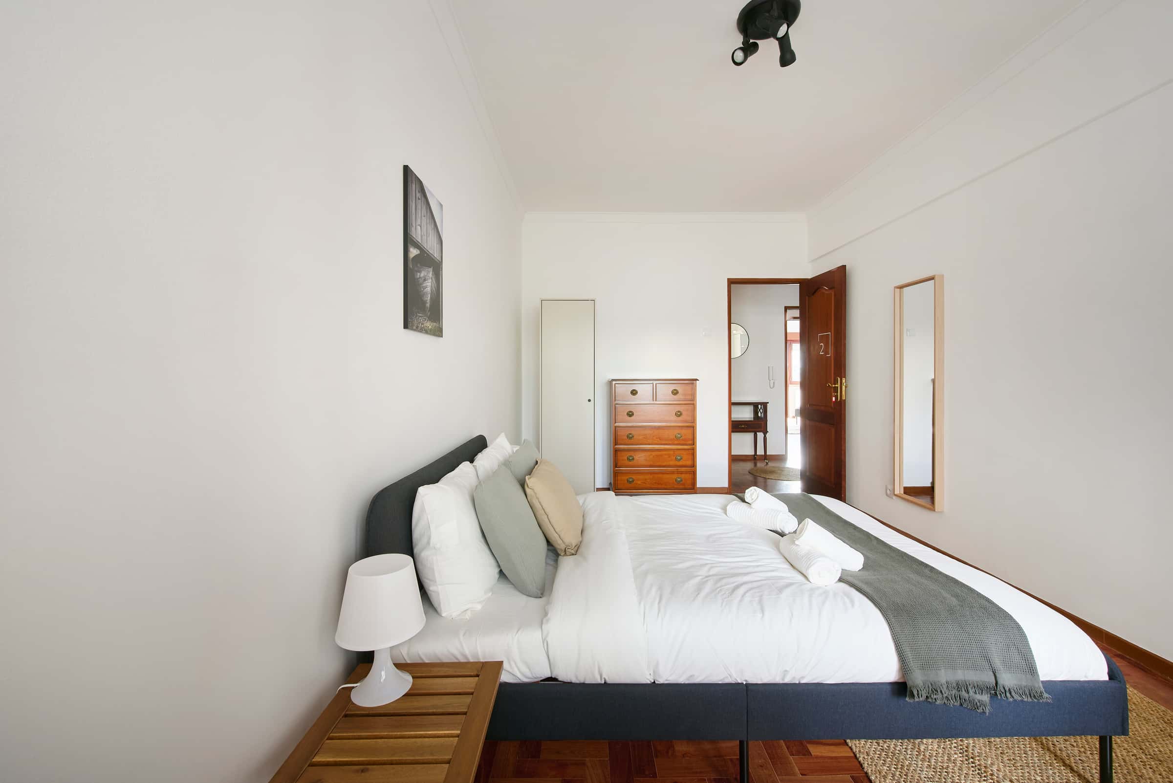 Room in a 4-bedroom apartment in Rua Gen. Leman, Lisbon - Room 2