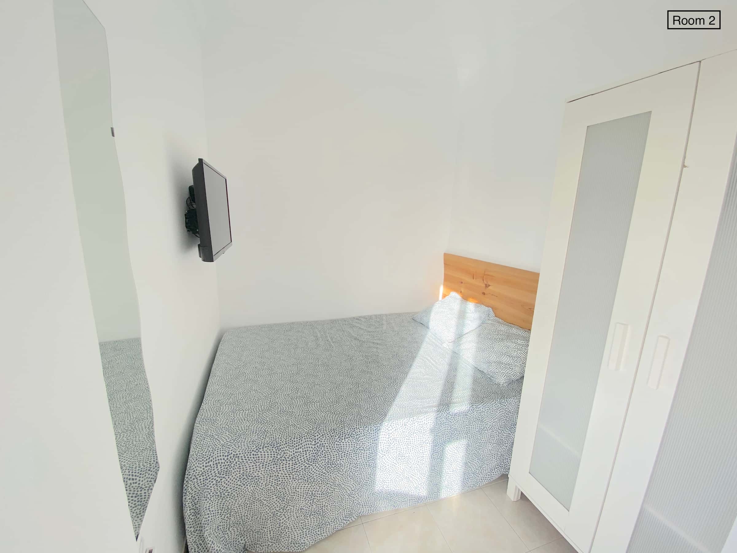 Premium sunny room near center with private terrace, double bed, WIFI and TV for students