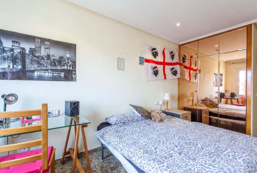 Habitación en piso de 3 habitaciones en El Pla Del Real