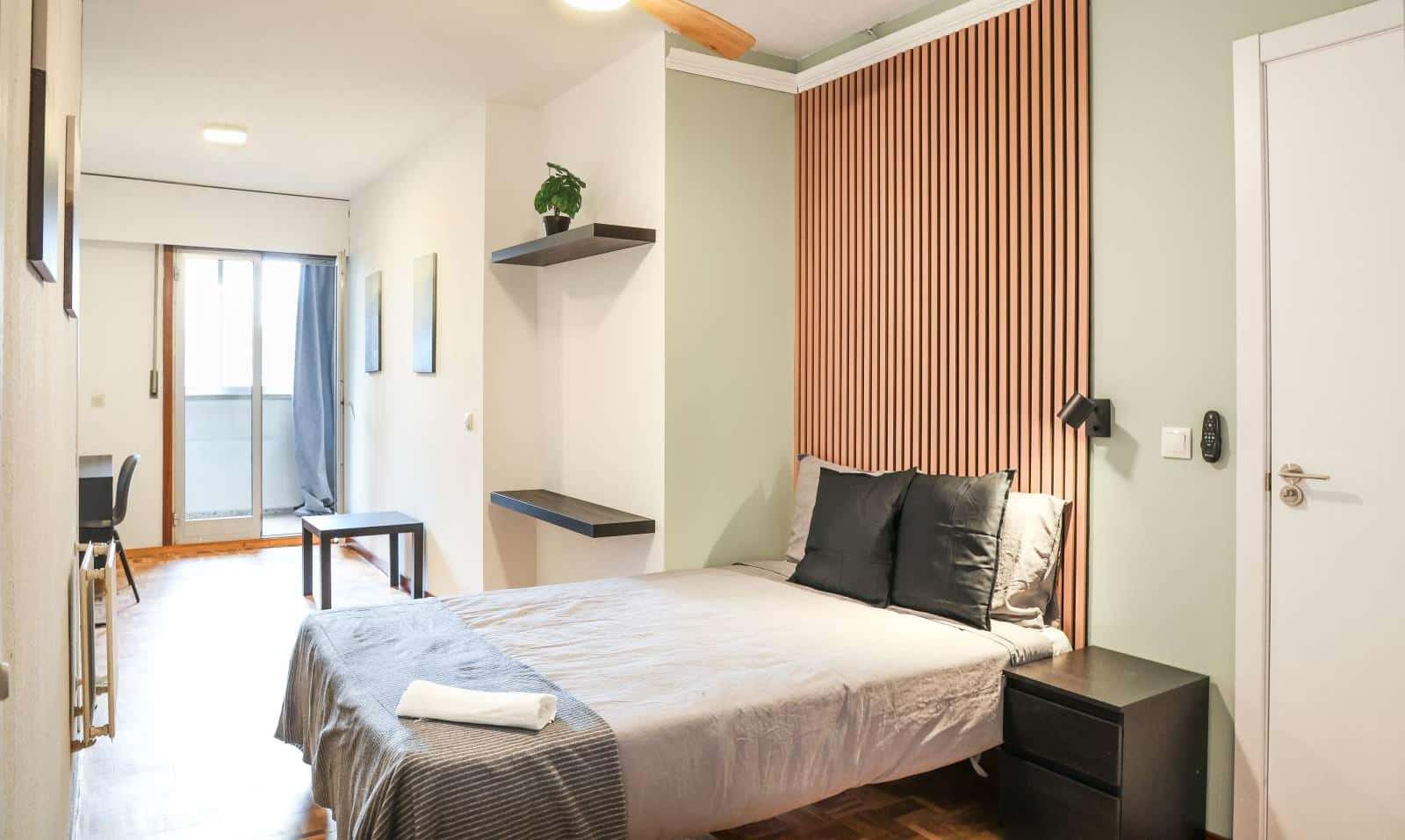 Double bed in Rooms for rent in Madrid