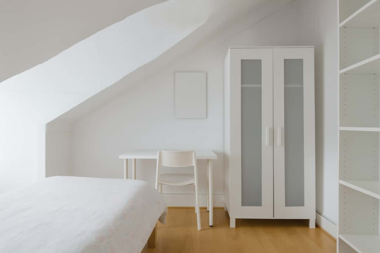 Quarto com cama de solteiro, com varanda, em apartamento com 4 quartos - FLAT L - L2