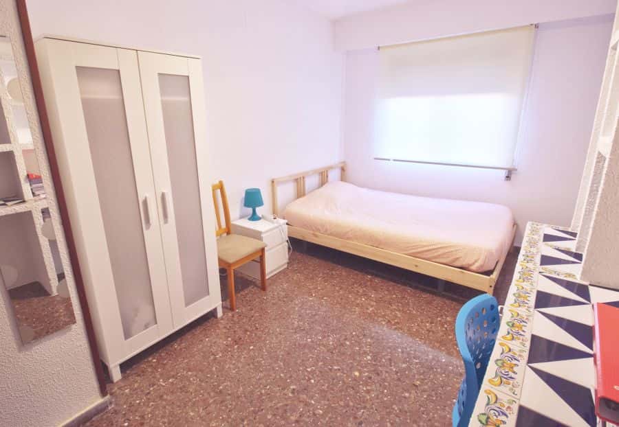 Habitación en piso de 4 habitaciones en Algirós