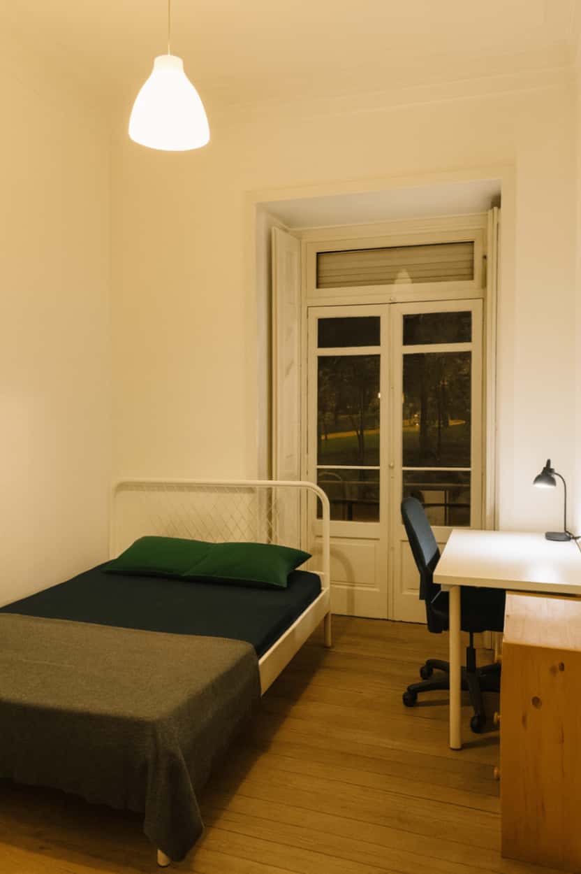 Quarto com cama de casal, com varanda, em apartamento com 6 quartos - FLAT C - C2