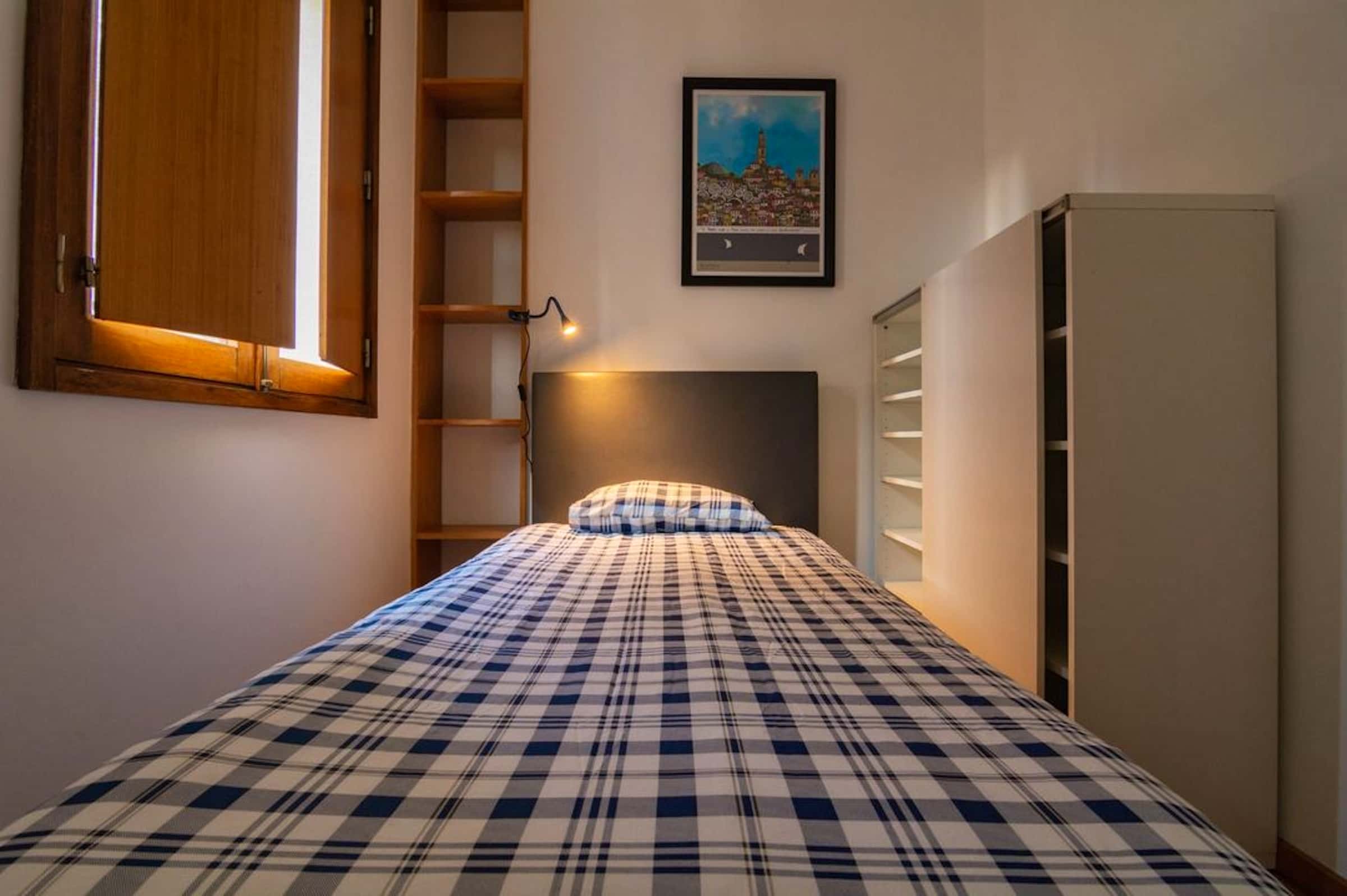 Single room in a 5-bedroom apartment in Rua de Salgueiro Maia, Porto