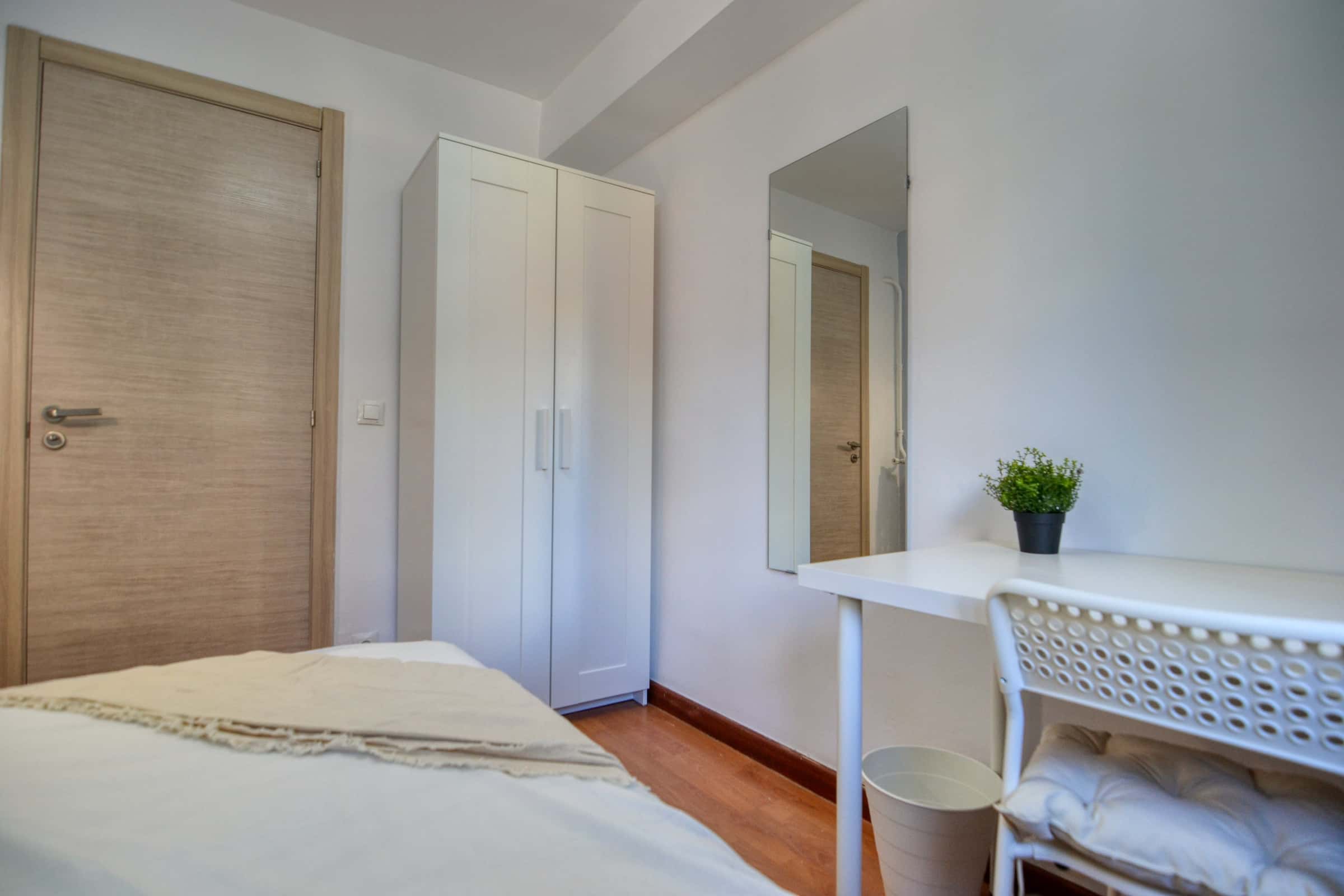 Chambre dans Calle San Lamberto, Madrid pour 100 m² avec 5 chambres