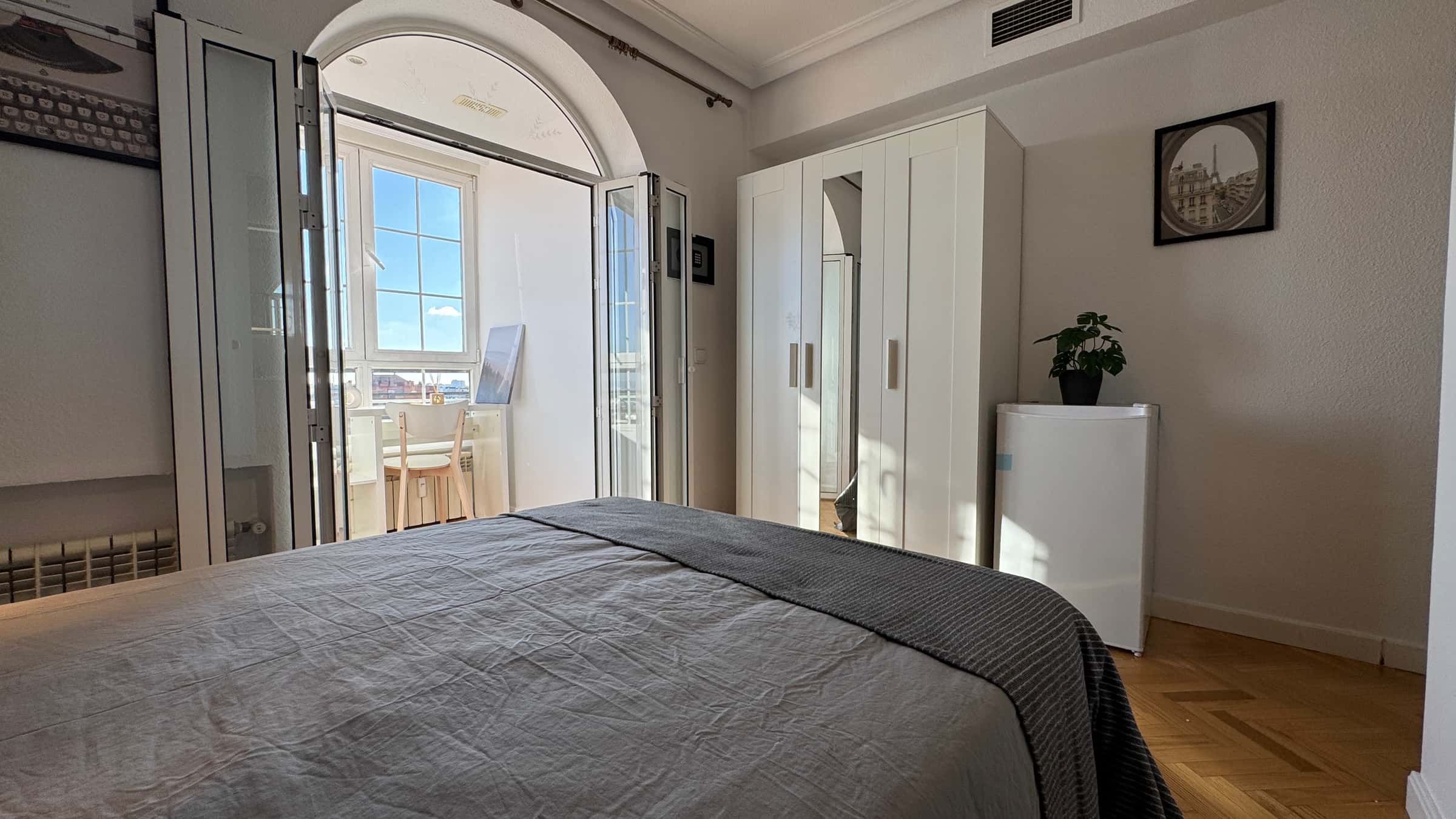 Chambre dans Calle de Tribaldos, Madrid pour 80 m² avec 4 chambres