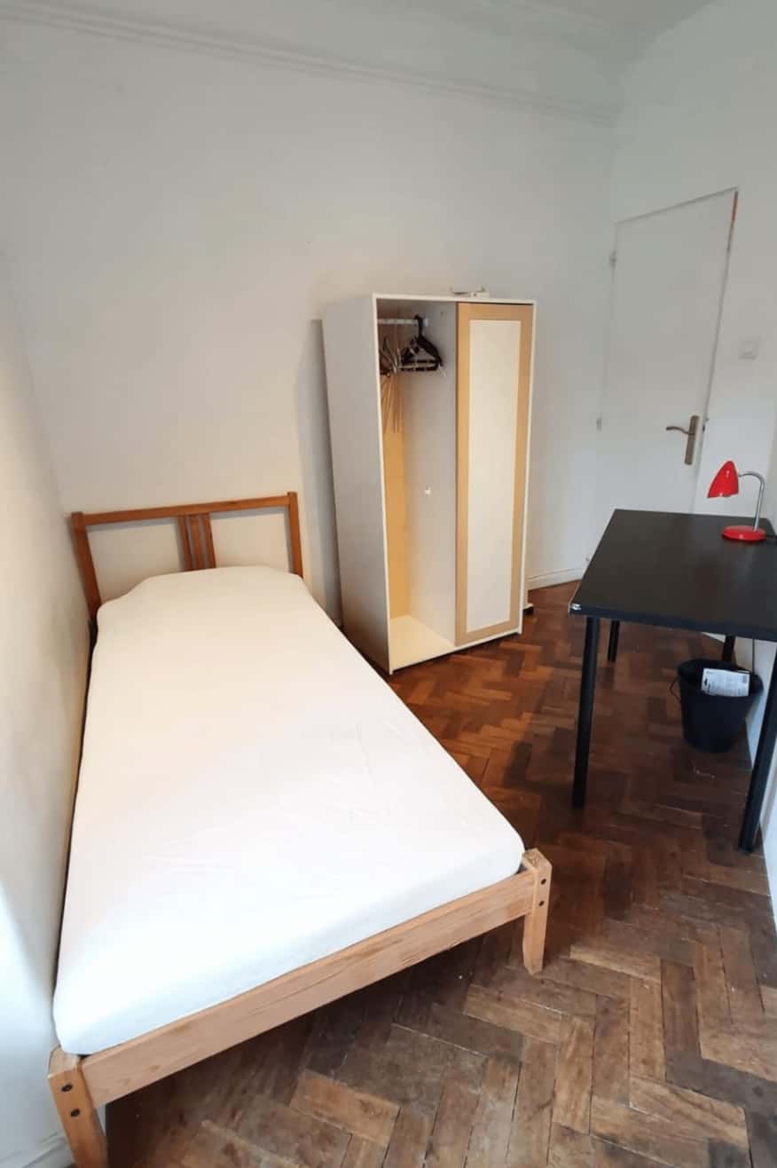 Quarto com cama de solteiro em apartamento com 7 quartos - FLAT E - E2
