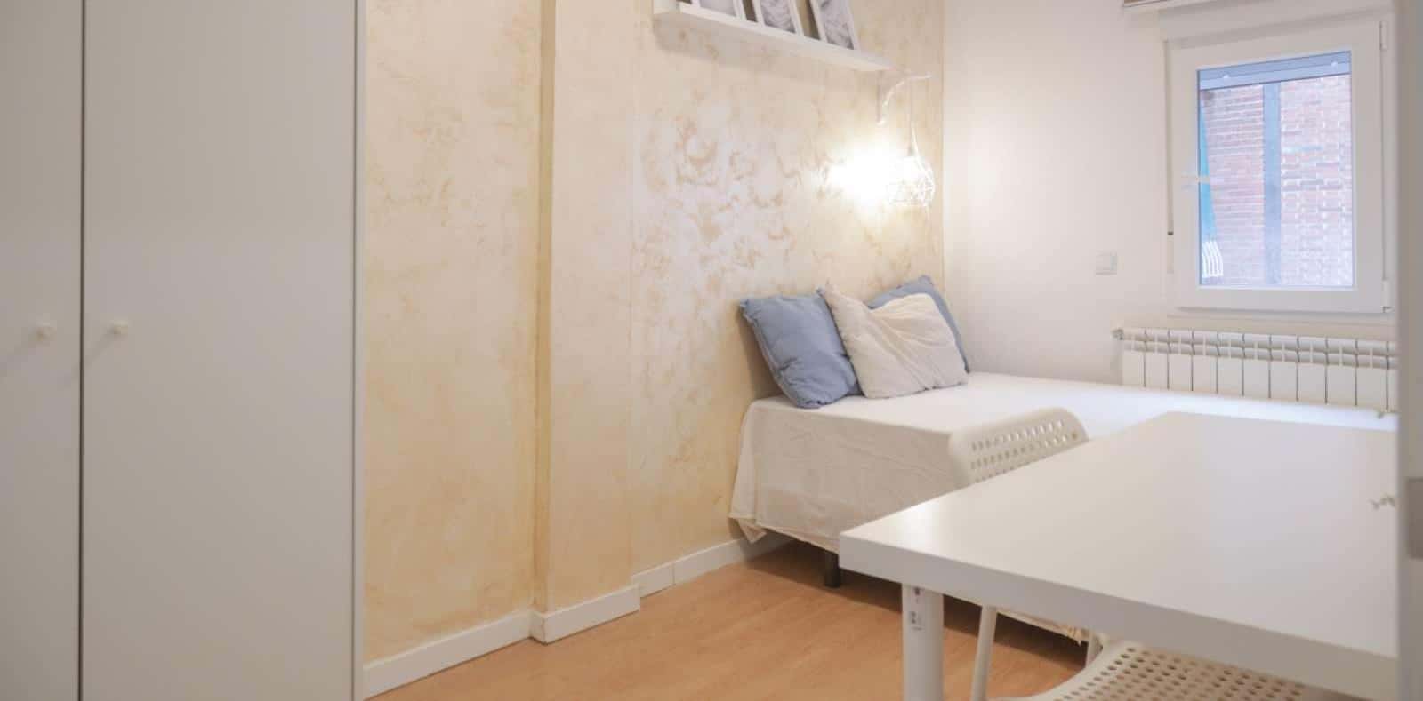 Double bed in Rooms for rent in 4-bedroom apartment in San Sebastián De Los Reyes
