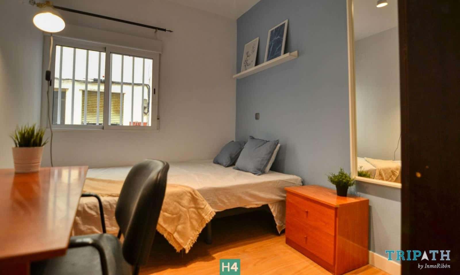 Double bed in Shared apartment in Madrid