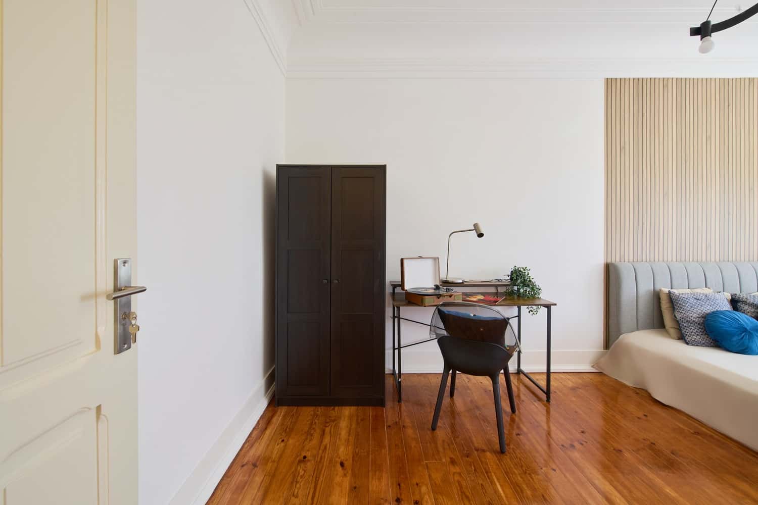 Room 3 - 89. Rua Afonso Lopes Vieira 47 2E
