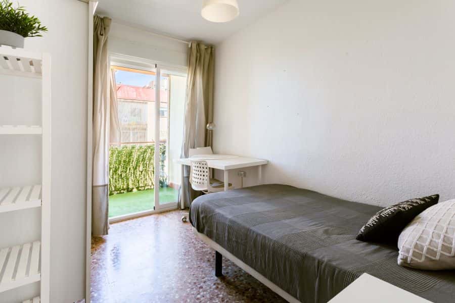 Habitación en piso de 5 habitaciones en Algirós