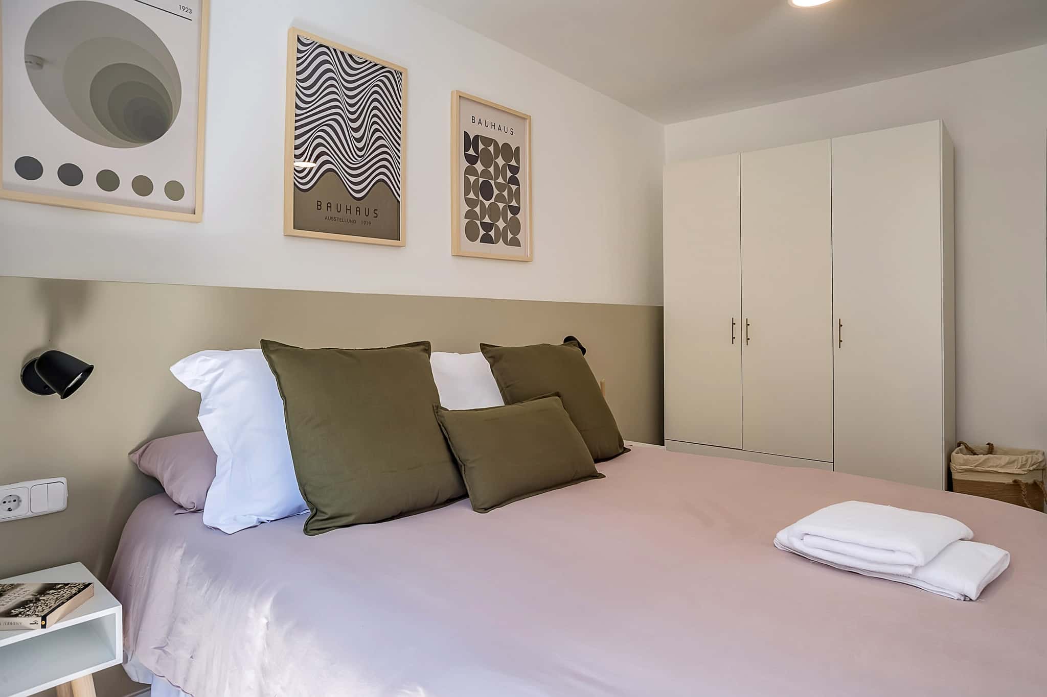 Habitación cama doble con proyector smart R4