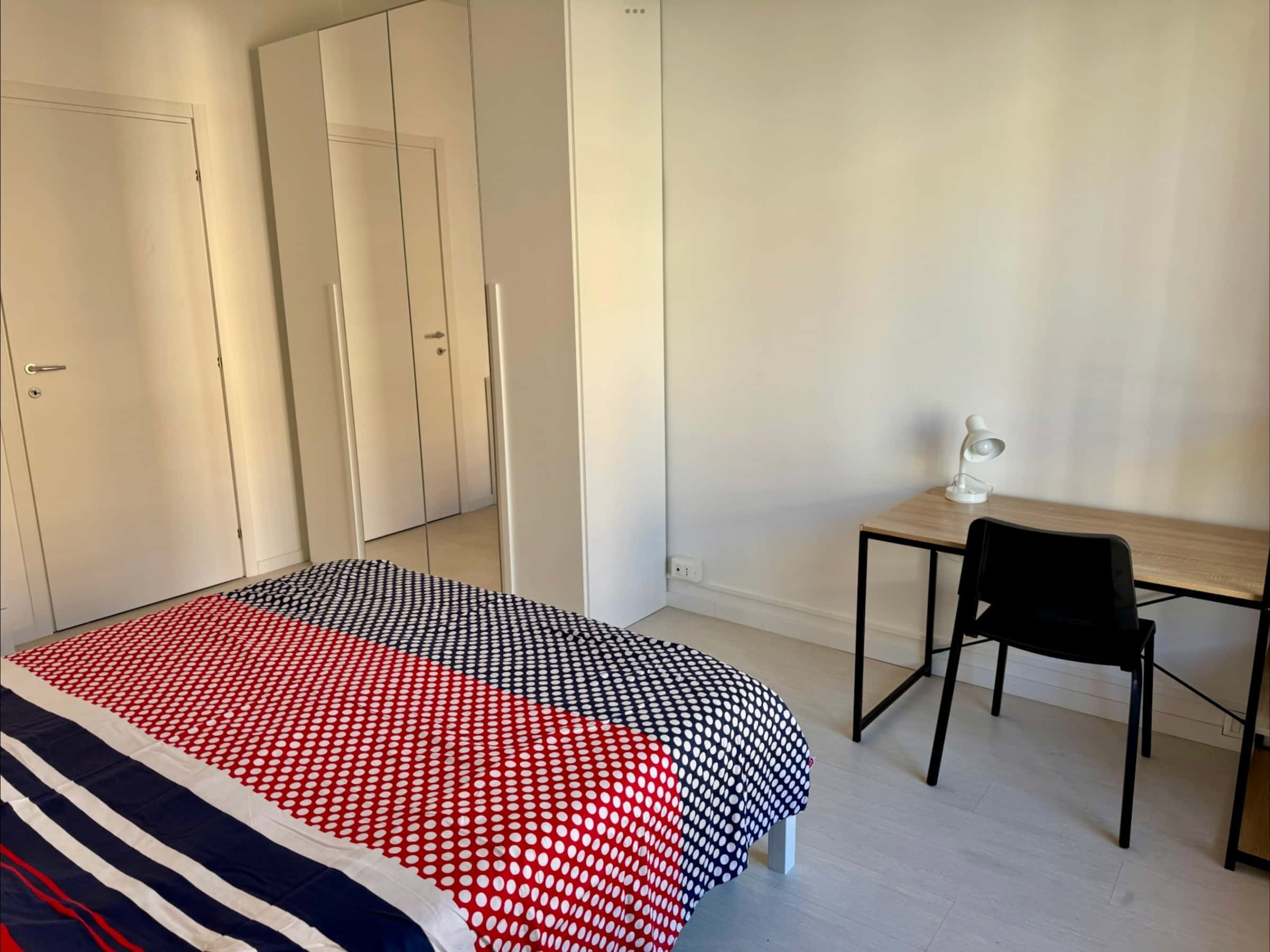 Stanza matrimoniale con balcone privato in Via Francesco Caracciolo 26, Milano, Italia