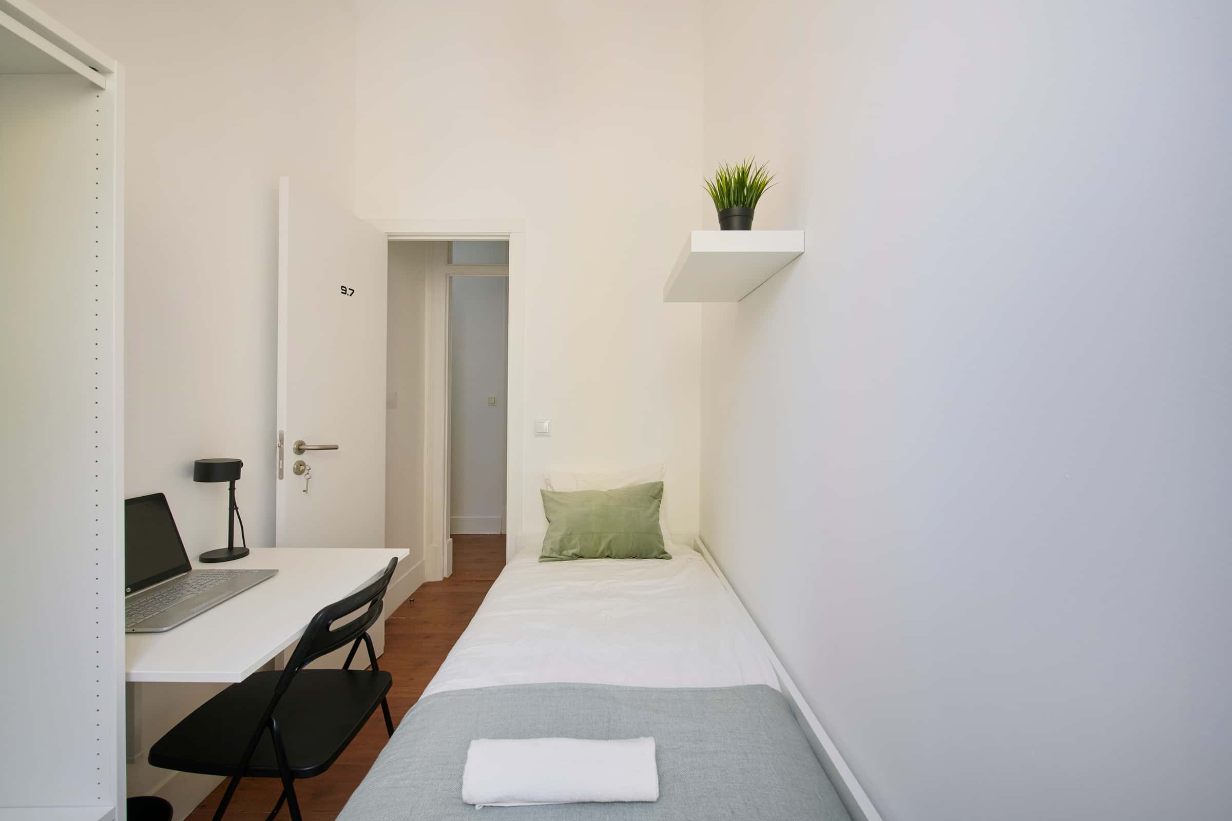 Bedroom in a 9-Bedroom Apartment in Rua Morais Soares, Lisbon - Room 7