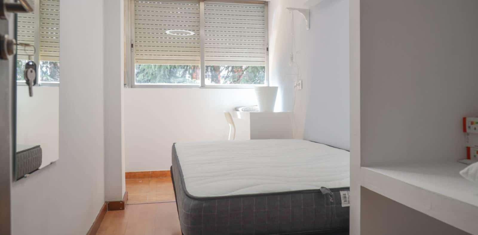 Double bed in Rooms for rent in 5-bedroom apartment in La Elipa