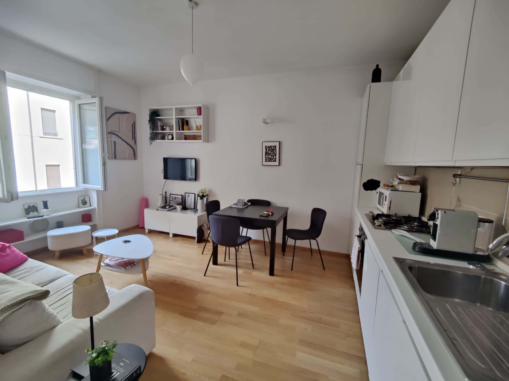 Apartamento em Via Luigi Settembrini, Milano para 57 m² com 1 quarto