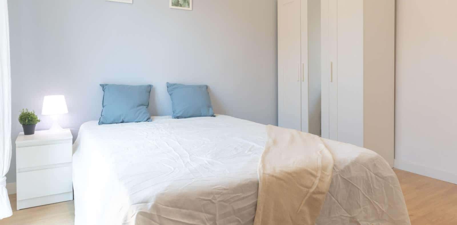 Double bed in Rooms for rent in 4-bedroom apartment in Arganzuela